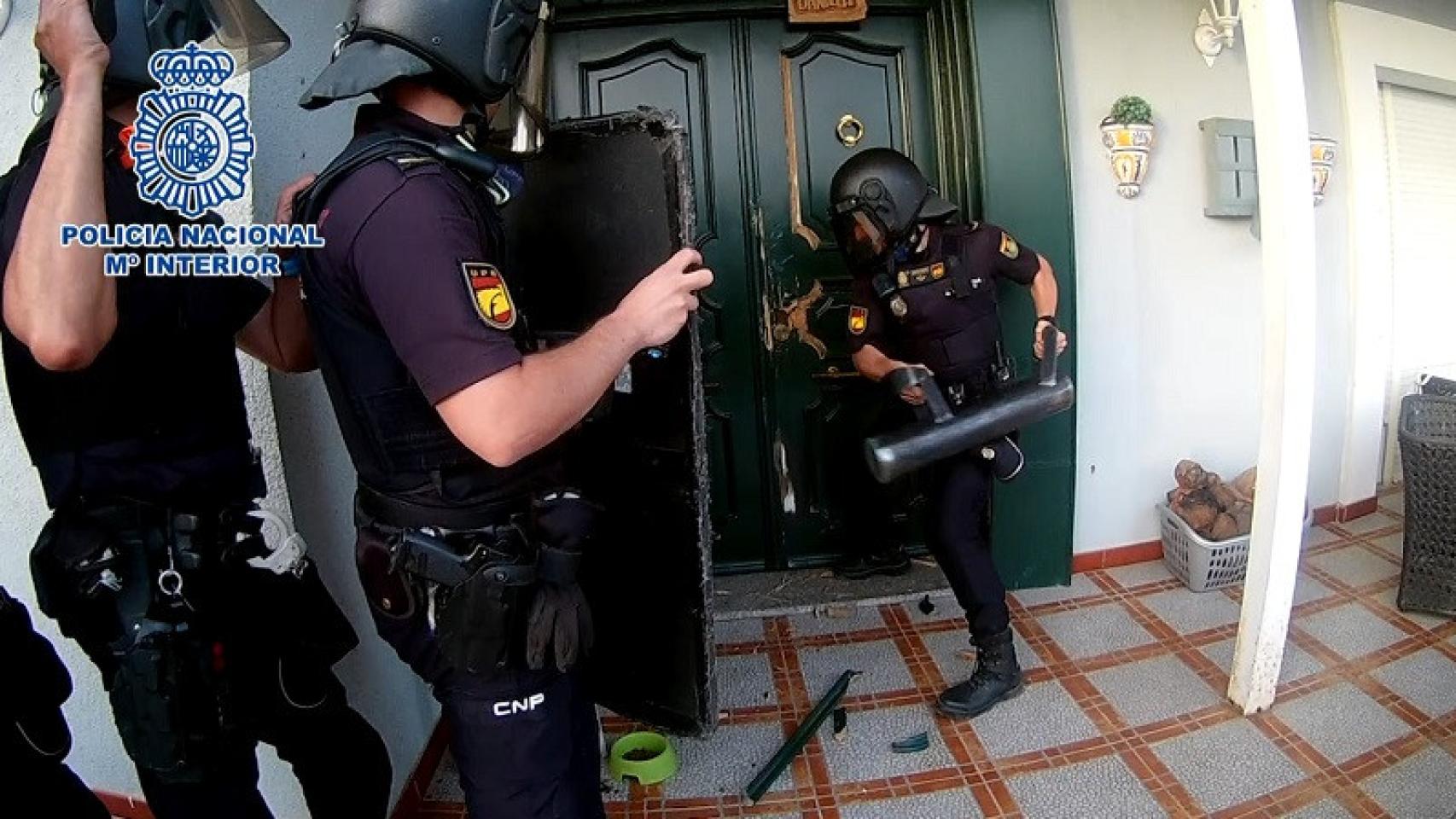 Imagen de archivo de la UPR entrando en un domicilio.