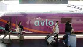 Un tren Avlo, el 'low cost' de Renfe, en la estación de Alicante.