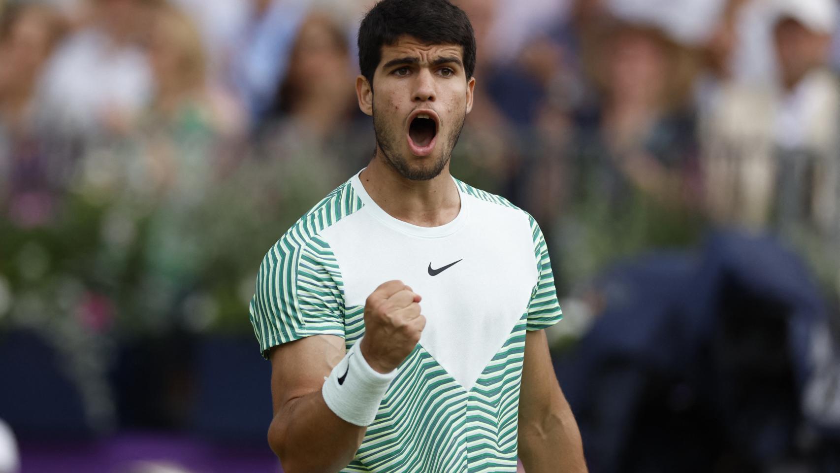 Carlos Alcaraz celebra la victoria ante Arthur Rinderknech en Queen's