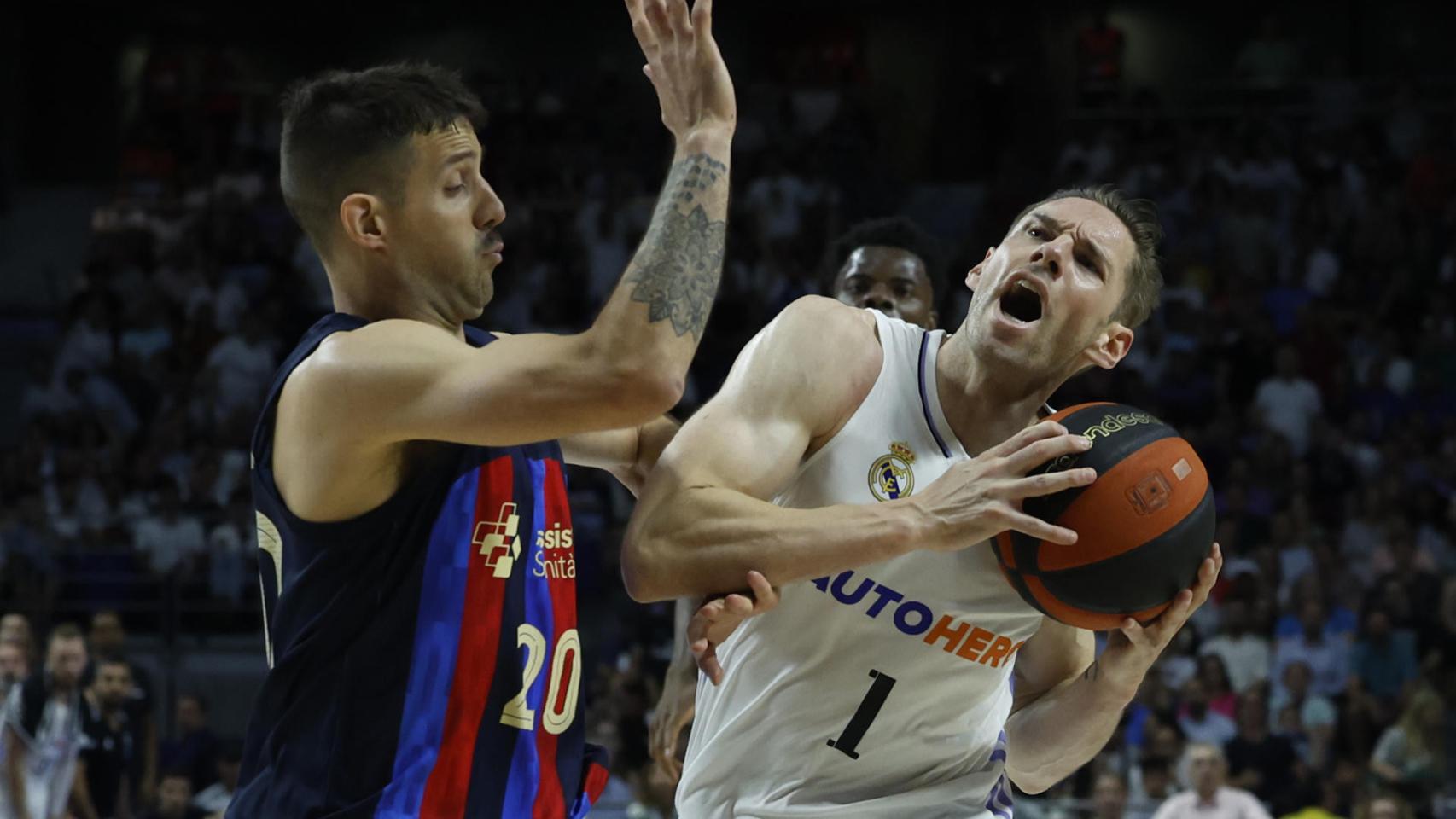 Nico Laprovittola y Fabien Causeur, en el tercer partido de la final de la Liga ACB 2022/2023