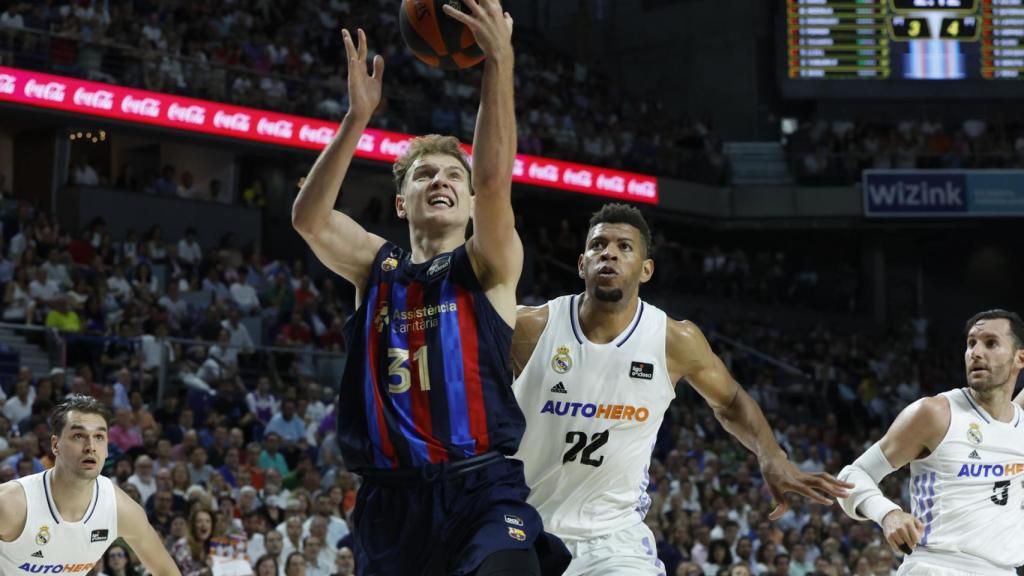 Canasta de Rokas Jokubaitis, en el tercer partido de la final de la Liga ACB 2022/2023