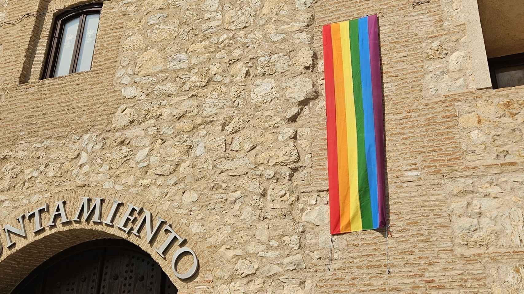 Así lucía la bandera arcoiris en la fachada del Ayuntamiento.