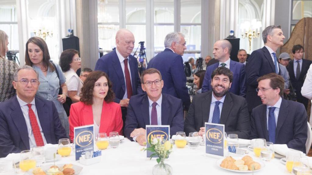 Alberto Núñez Feijóo (c), junto a Fernando López Miras, este lunes, en el desayuno informativo organizado por Nueva Economía Fórum.