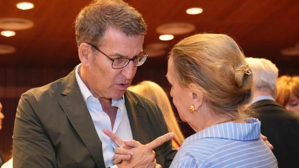 El líder del PP, Alberto Núñez Feijóo, este martes junto a Amelia Valcárcel.