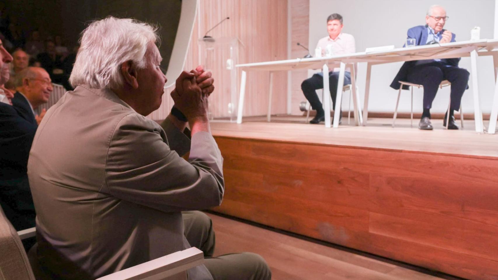 Felipe González saluda al escenario, donde están Manuel Pimentel, Alfonso Guerra, Rosa Conde y Virgilio Zapatero, al finalizar el acto  de presentación del libro 'Aquel PSOE', este martes en Madrid.