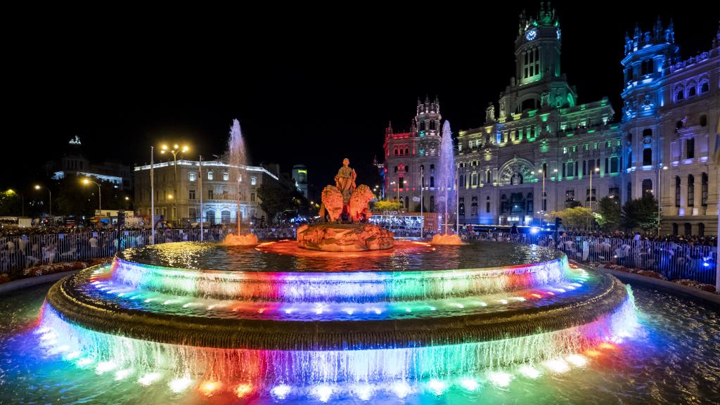 Fuente de Cibeles con los colores del arcoíris durante el Orgullo LGTBIQ+ de 2022.