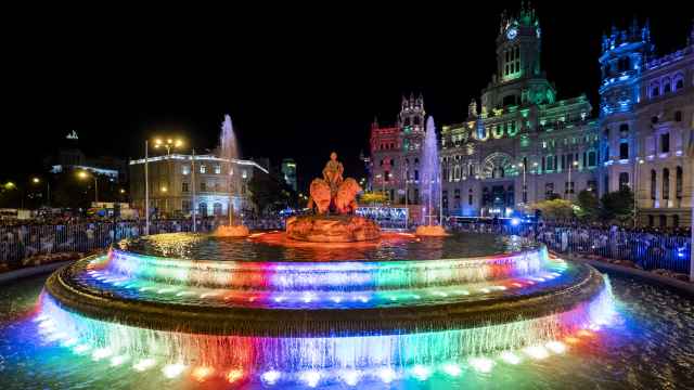 Fuente de Cibeles con los colores del arcoíris durante el Orgullo LGTBIQ+ de 2022.