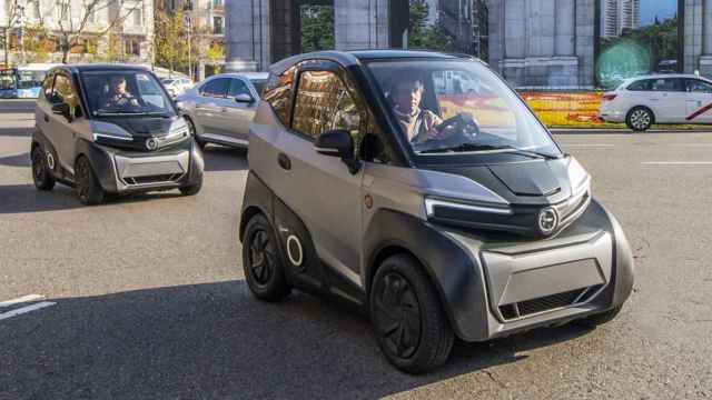 El vehículo eléctrico de Acciona (Silence) al volante del alcalde de Madrid, José Luis Martínez-Almeida.