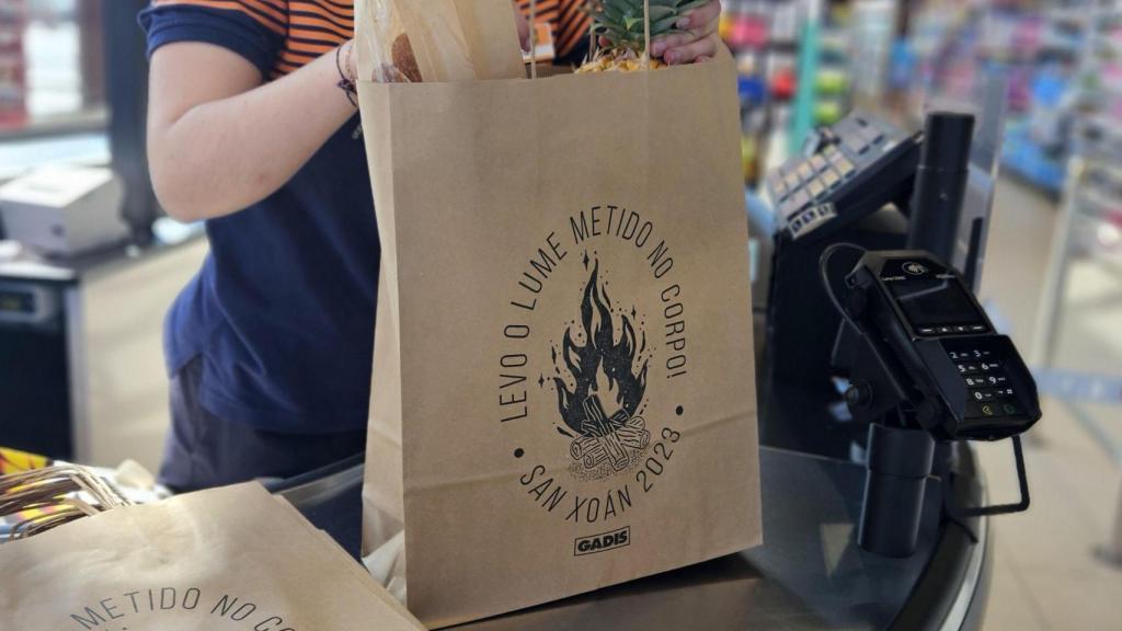 Los supermercados Gadis de A Coruña repartirán bolsas de papel reciclado para festejar San Juan