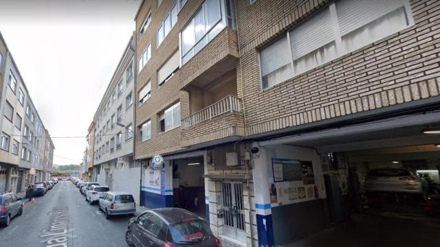 El incendio se produjo en el primer piso de este portal de la calle Linares Rivas