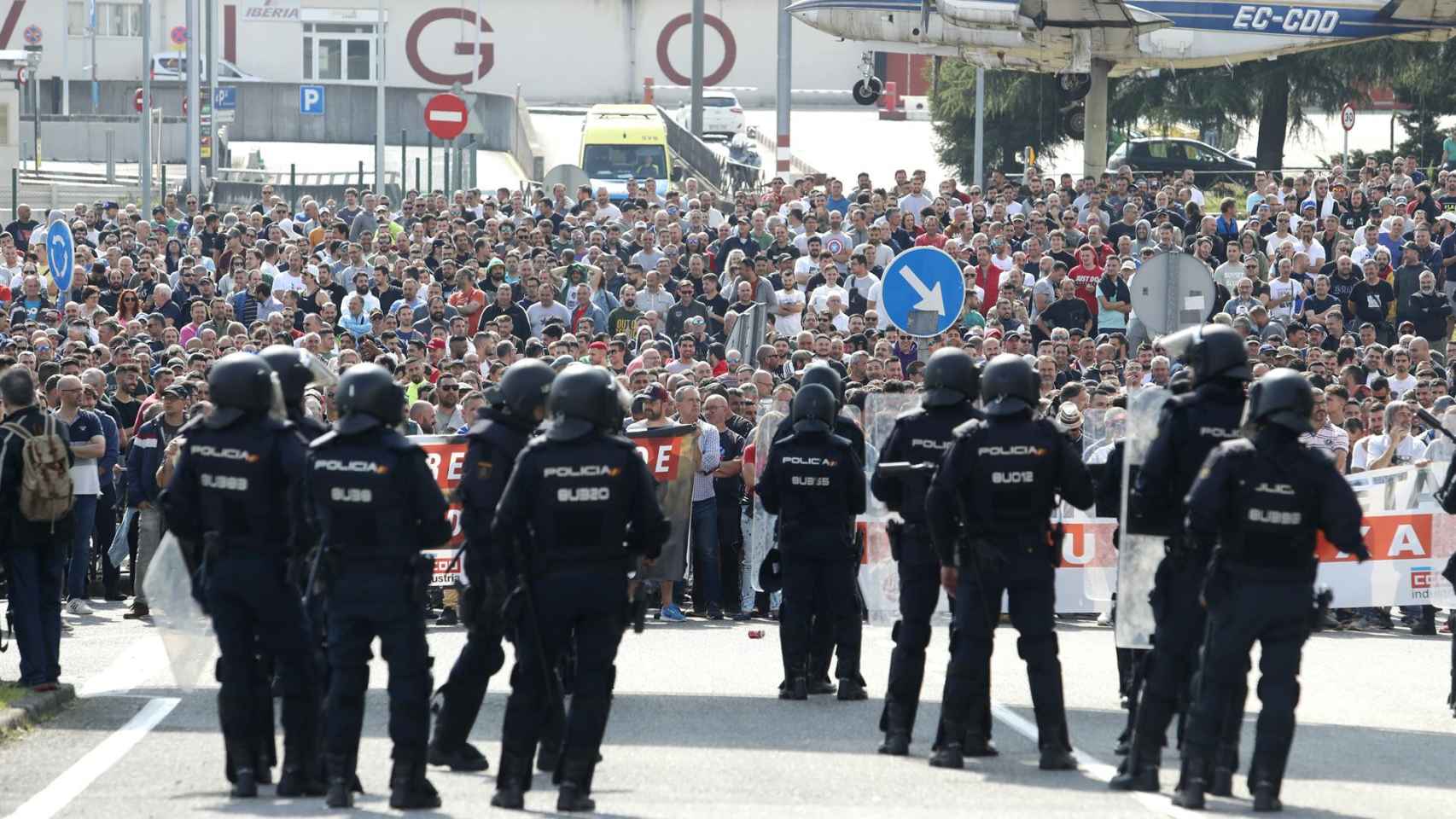 Policía frente a cientos de personas que se manifiestan durante el segundo día de paro de la huelga del metal.