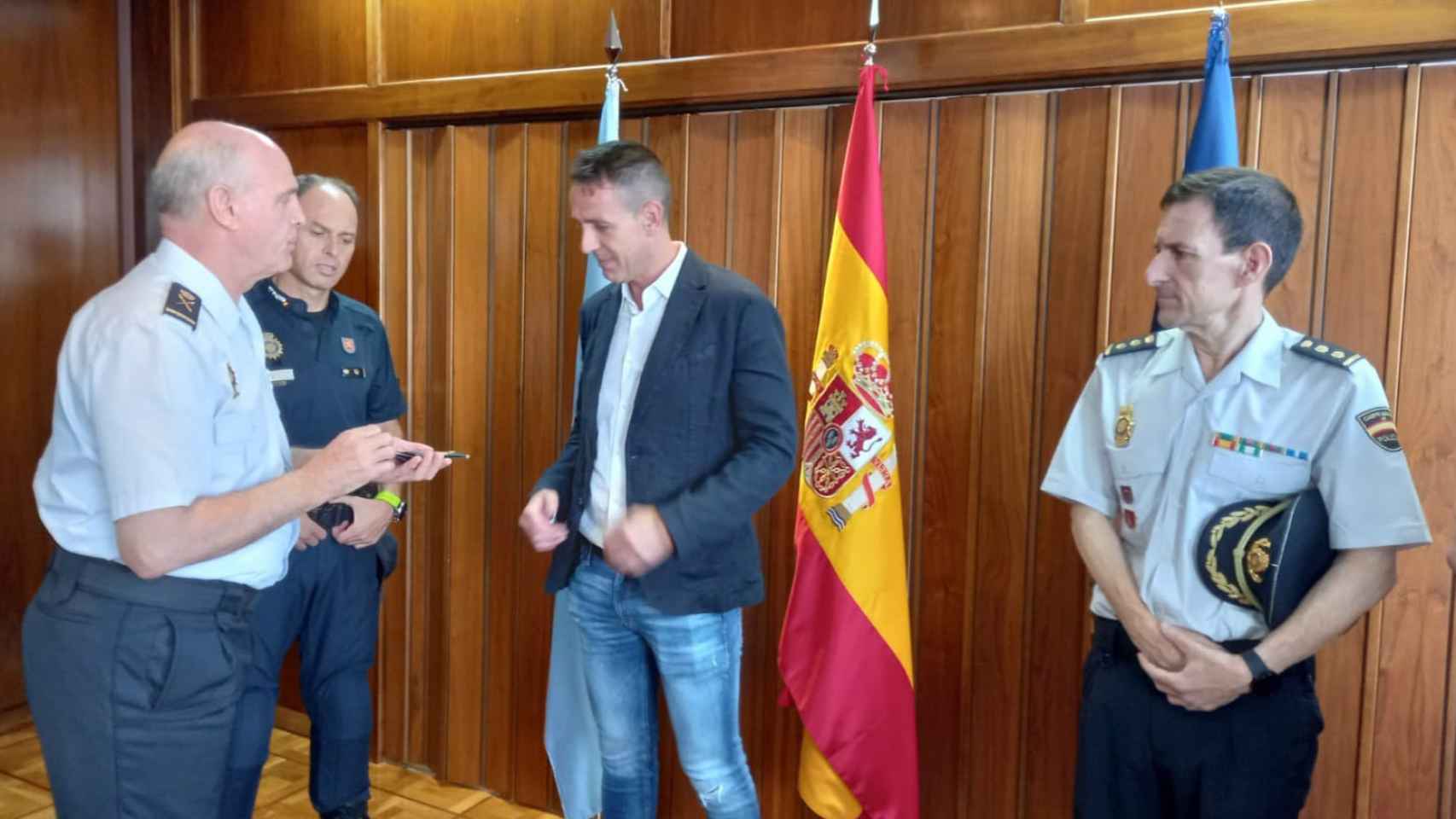 Iván Álvarez recibe su emblema de jubilación en Pontevedra.