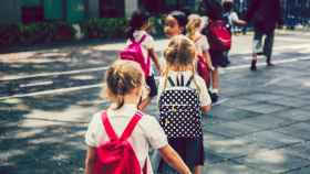 Niños entrando al colegio.