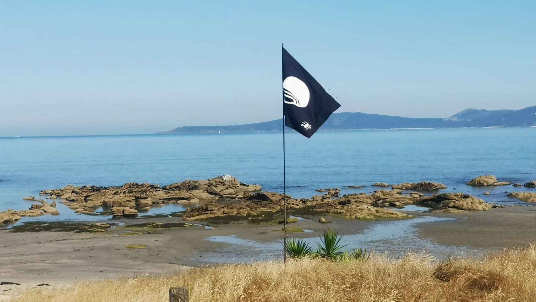 La bandera negra que se puso en el arenal vigués.
