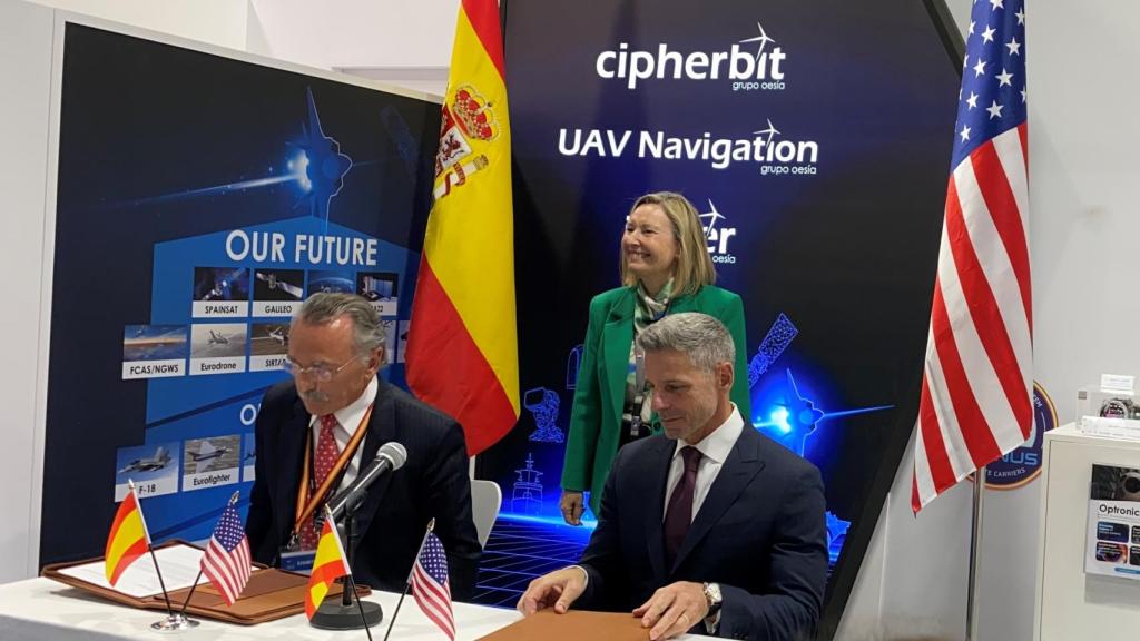 Luis Furnells, presidente ejecutivo de Grupo Oesía, y Ray Piselli, Vicepresidente International Business de Lockheed Martin, firman el acuerdo ante la mirada de la secretaria de Estado de Defensa, María Amparo Valcarce.