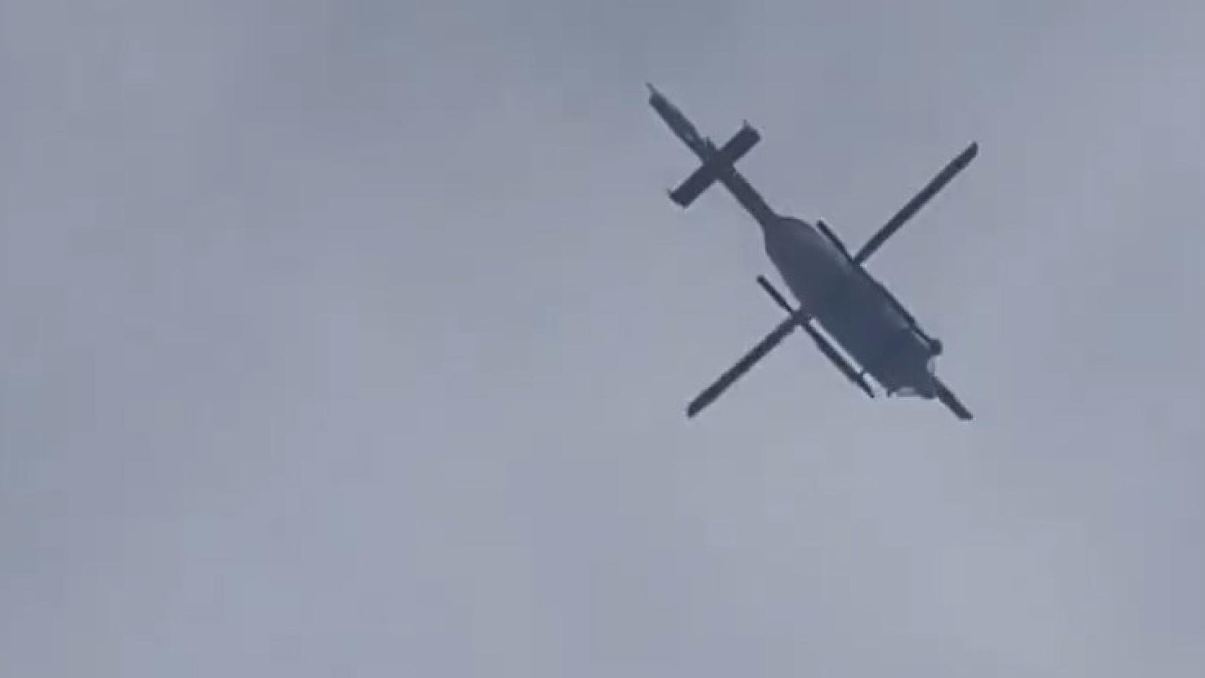 El helicóptero sobrevuela la zona.