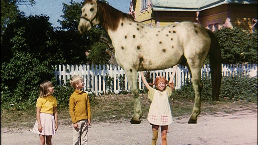 Pippi con su caballo y sus amigos.