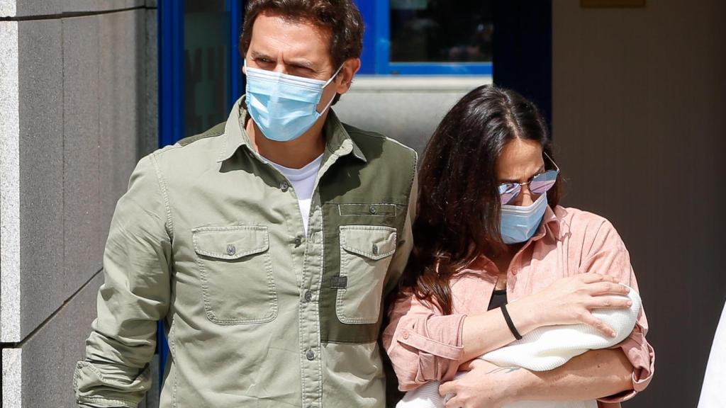 Albert Rivera y Malú saliendo del hospital con su hija recién nacida, en junio de 2020.