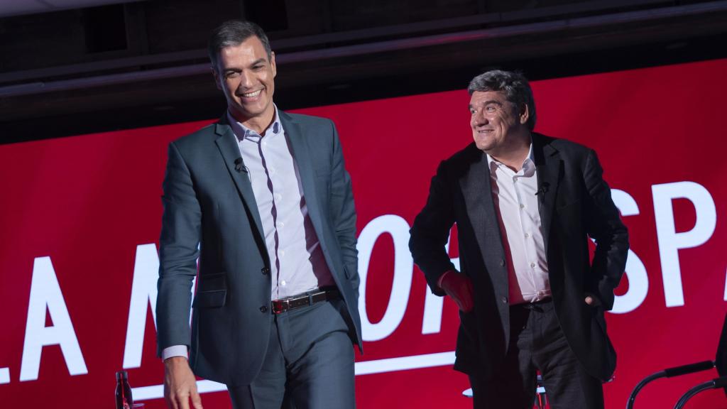 Pedro Sánchez con el ministro de Inclusión, Seguridad Social y Migraciones, José Luis Escrivá, en un acto en Ferraz.