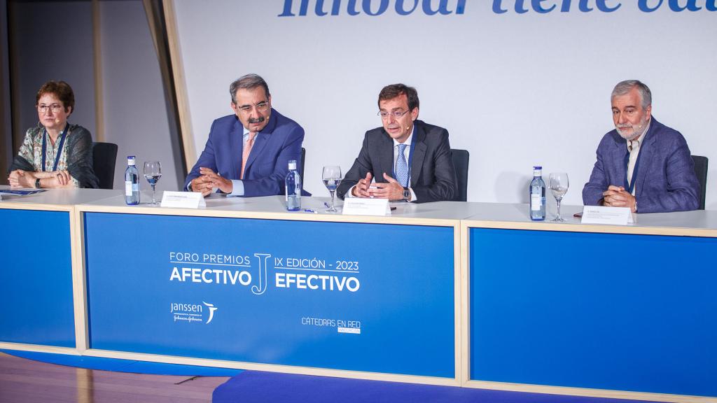 Jesús Fernández, Luis Díaz-Rubio, Dolors Navarro y Ángel Gil, durante la mesa de bienvenida de los galardones.