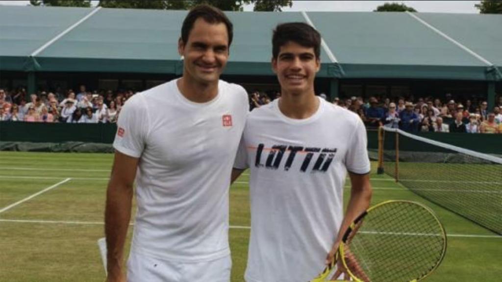 Federer y Alcaraz, tras un calentamiento juntos en Wimbledon 2019