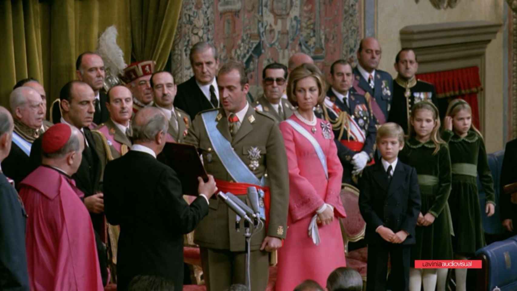 El vestido fucsia con el que Sofía acudió a la proclamación como Rey de Juan Carlos.