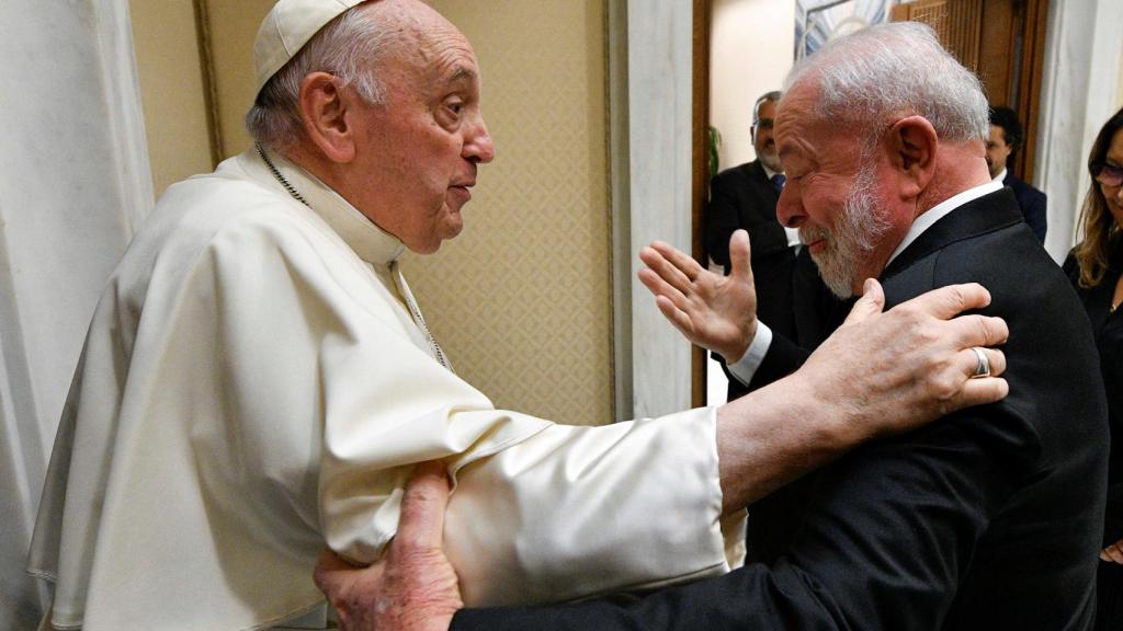 El Papa Francisco se reúne con el presidente de Brasil, Luiz Inacio Lula da Silva, y la primera dama de Brasil, Rosangela da Silva, en el Vaticano.