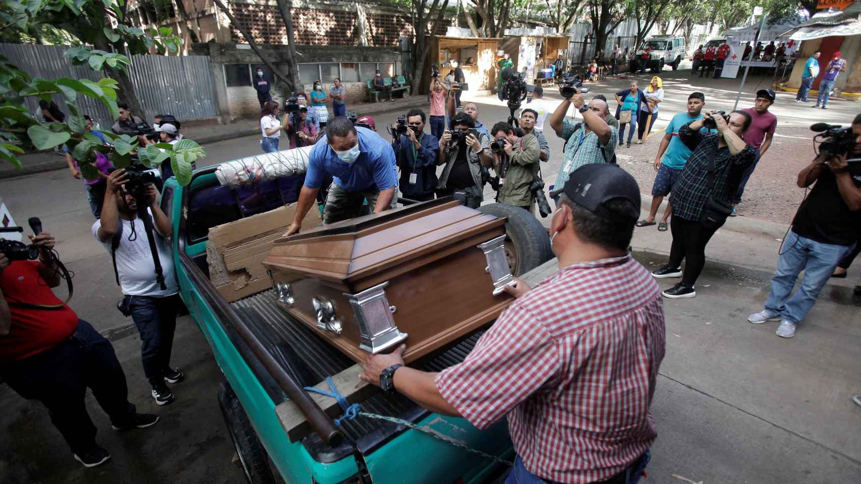 Los familiares de una víctima del motín transportan el ataúd a una morgue en Tegucigalpa.