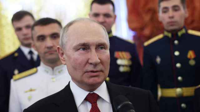 Vladimir Putin habla durante una reunión con graduados de las instituciones militares en el Kremlin.