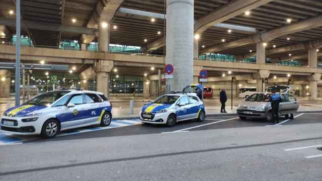 Patrullas de la Policía de Elche, en la entrada del aeropuerto.