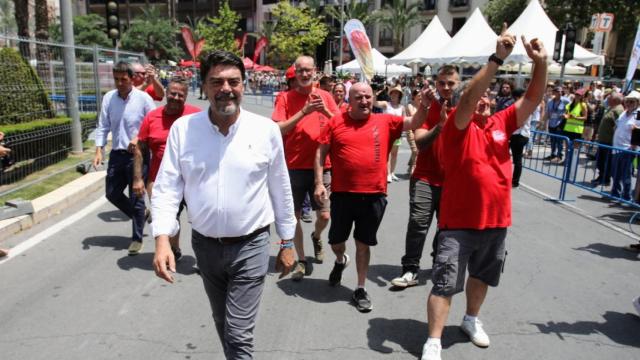 El alcalde Luis Barcala con la Pirotecnia Zarzoso tras la mascletá de este miércoles.