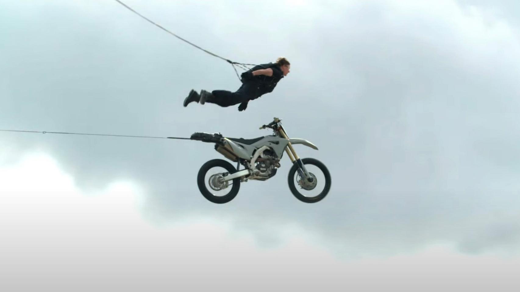 Tom Cruise rodó la peligrosa escena en moto el primer día para que el equipo supiera si tenía que reescribir el guion