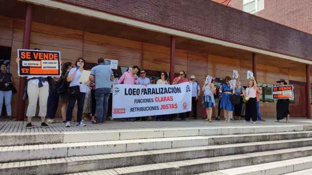 Los funcionarios de Justicia frente a la sede del PSOE en Castilla y León