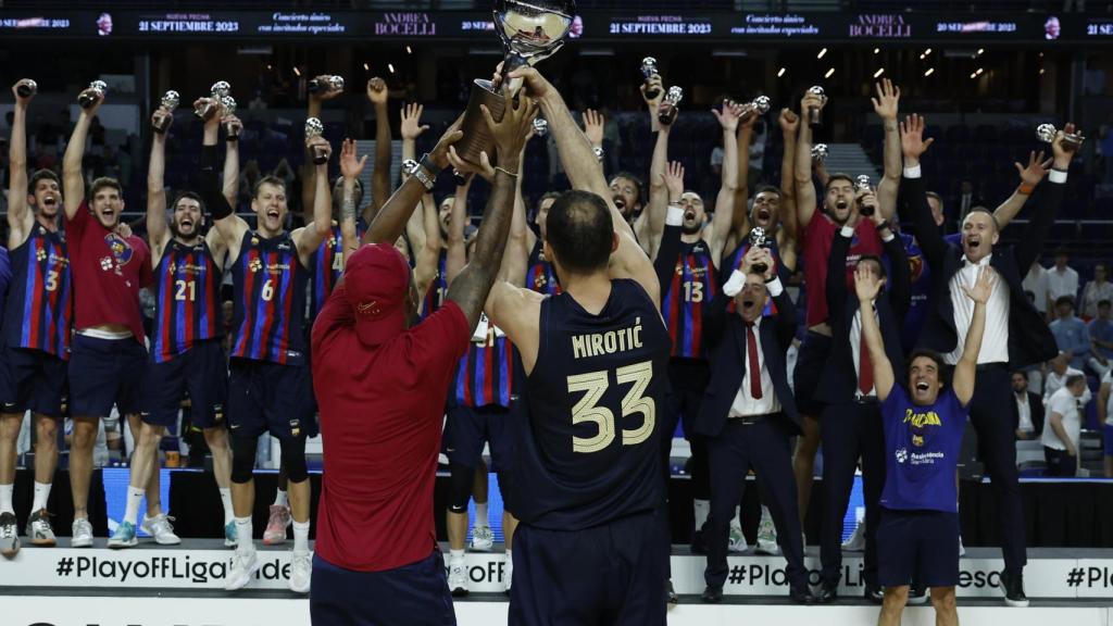 Mirotic y Higgins levantan el título de campeones de la Liga Endesa.