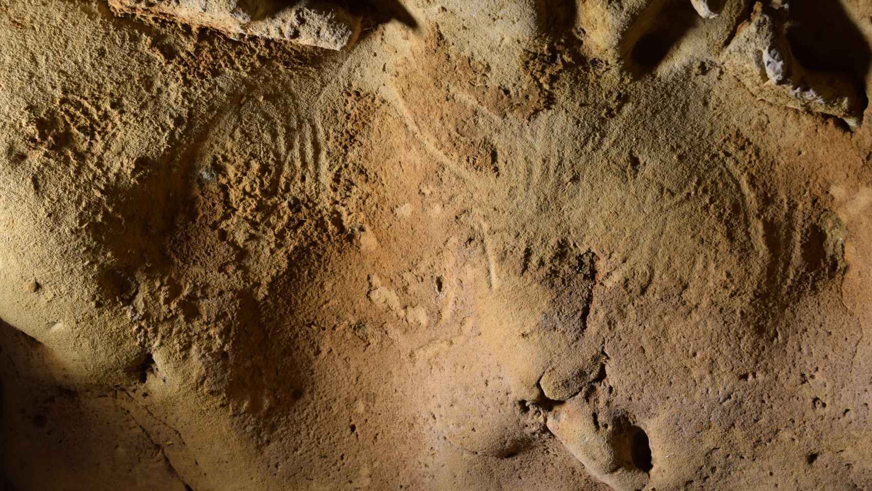 Ejemplos de los grabados hechos por neandertales en La Roche-Cotard.