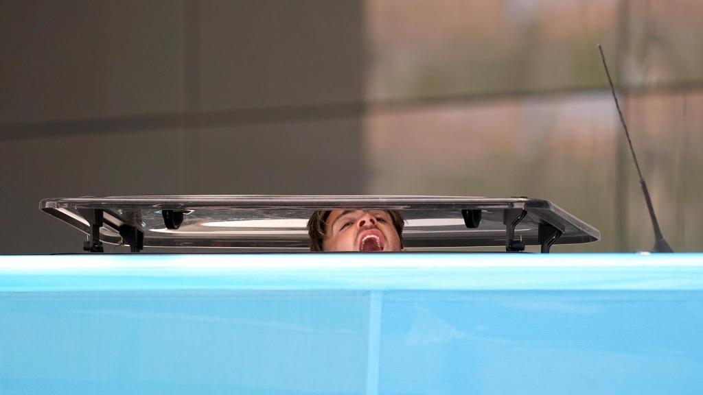 Jack Grealish, sacando la cabeza por la ventana del techo del autobús del City durante la celebración por la Champions