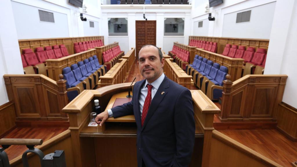 Pablo Bellido en el salón de plenos de las Cortes de Castilla-La Mancha.