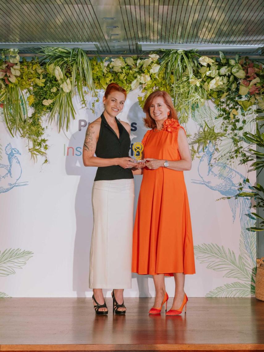 Marta Pérez Dorao, presidenta de la Fundación Inspiring Girls, le entrega el premio Mujer Inspiradora a la astronauta Sara García.