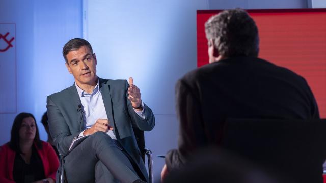 El presidente del Gobierno y secretario general del PSOE, Pedro Sánchez, y el ministro de Inclusión, Seguridad Social y Migraciones, José Luis Escrivá, durante su entrevista este miércoles.