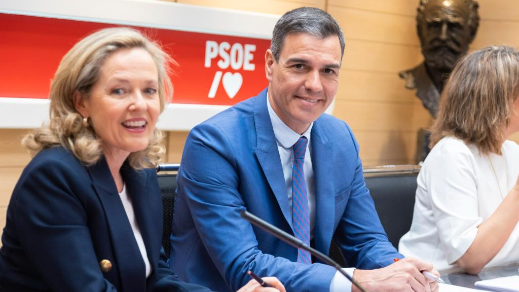 El presidente del Gobierno y secretario general del PSOE, Pedro Sánchez, junto a la vicepresidenta primera, Nadia Calviño