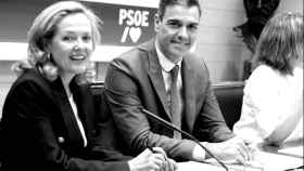 El presidente del Gobierno y secretario general del PSOE, Pedro Sánchez, junto a la vicepresidenta primera, Nadia Calviño,
