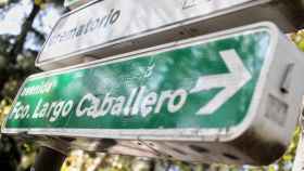 Señal de la dirección de la calle Largo Caballero, en Madrid (España), en 2020.