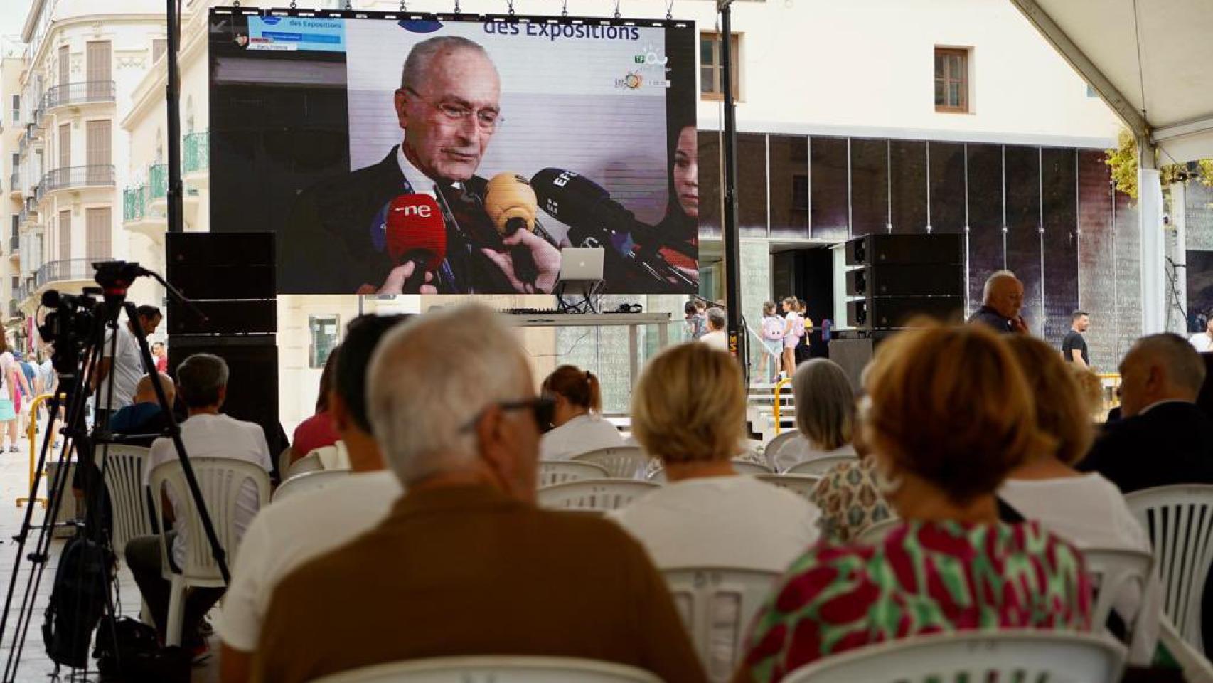 Málaga observa al alcalde hablando ante los medios de comunicación.