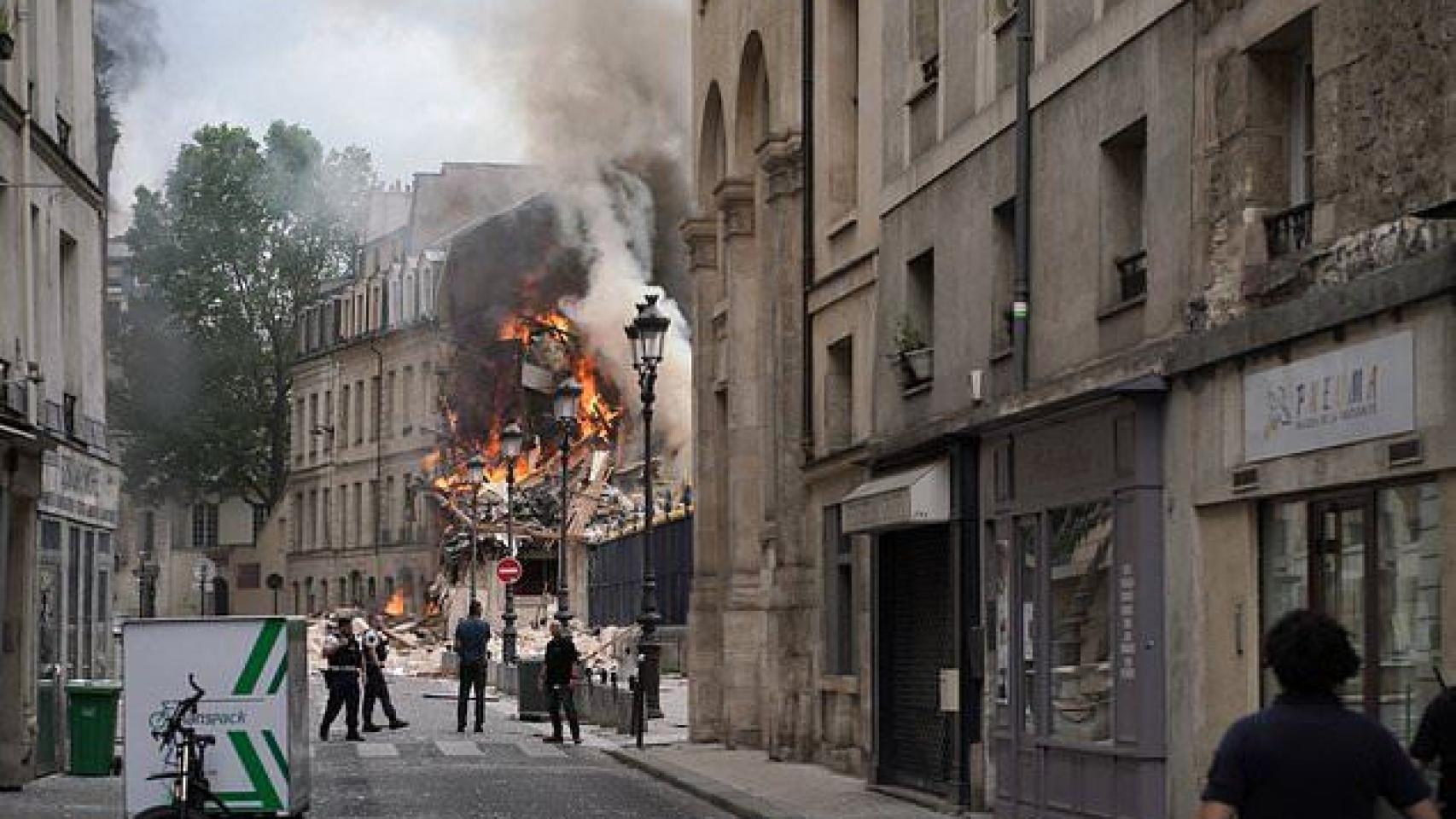 Varios edificios incendiados en París por una explosión de gas