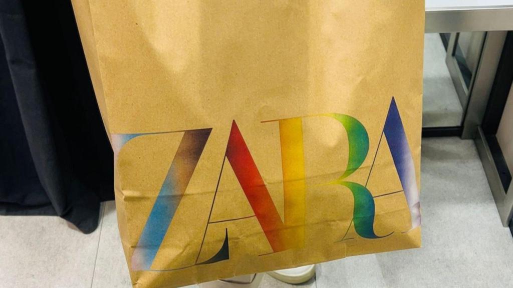 Bolsa de Zara con los colores del Orgullo.