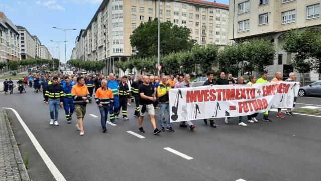 Manifestación a su paso por la avenida de Esteiro