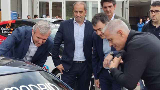 Alfonso Rueda, Antonio Rodríguez y Román Rodríguez se interesan por uno de los vehículos.