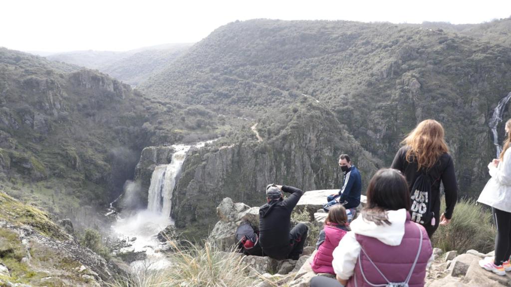 El Pozo de los Humos con mucho caudal tras las últimas lluvias atrae a cientos de visitantes