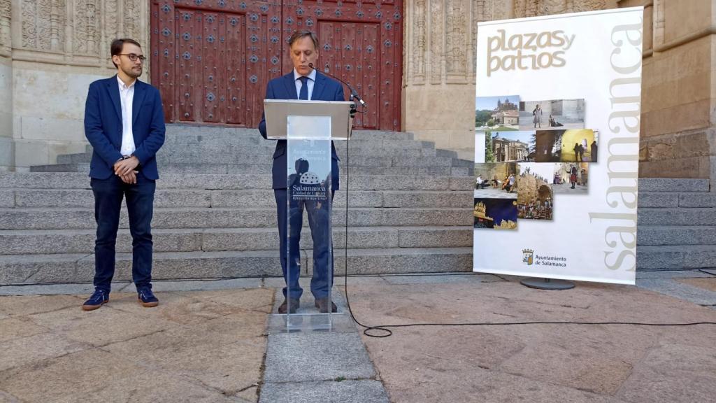 El nuevo concejal de Cultura y Turismo, Ángel Fernández, y el alcalde, Carlos García Carbayo