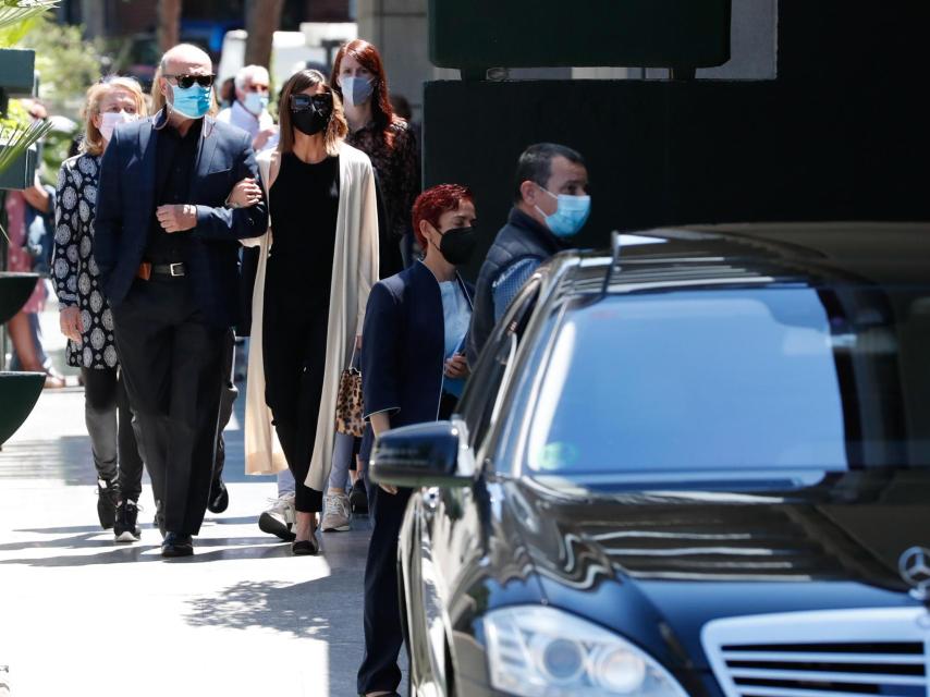 Alba Santana junto a su tío, Manolo Ximénez de Cisneros, tras el coche fúnebre con los restos mortales de su madre.